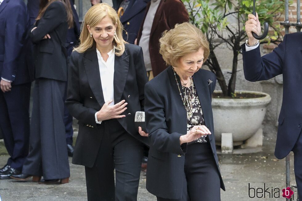 La Reina Sofía y la Infanta Cristina en la misa funeral de Fernando Gómez-Acebo