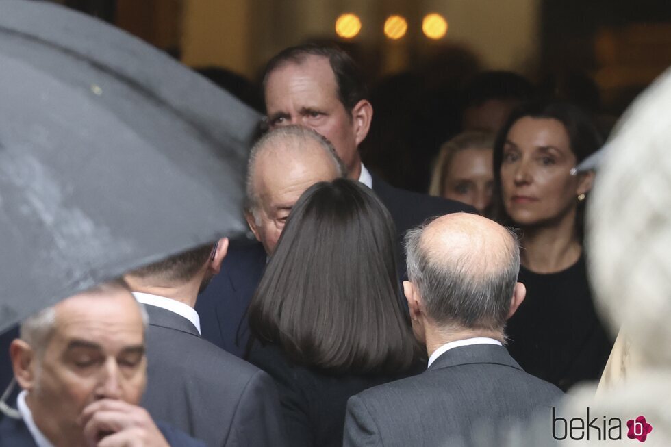 La Reina Letizia y el Rey Juan Carlos despidiéndose tras la misa funeral por Fernando Gómez-Acebo