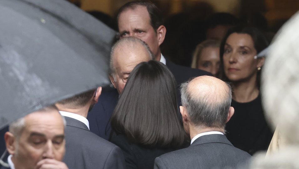 La Reina Letizia y el Rey Juan Carlos despidiéndose tras la misa funeral por Fernando Gómez-Acebo