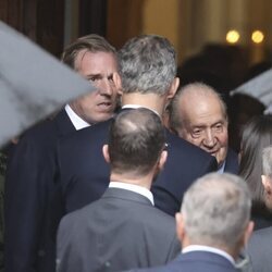 La Reina Letizia y el Rey Juan Carlos en la misa funeral por Fernando Gómez-Acebo