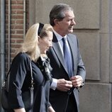 Cristina de Borbón-Dos Sicilias y Pedro López-Quesada en la misa funeral por Fernando Gómez-Acebo