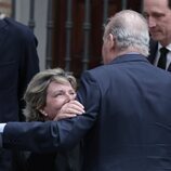 Simoneta Gómez-Acebo hace la reverencia al Rey Juan Carlos en la misa funeral por Fernando Gómez-Acebo
