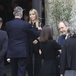 El Rey Felipe VI saluda a Nadia Halamandari y la Reina Letizia a Juan Gómez-Acebo en la misa funeral por Fernando Gómez-Acebo