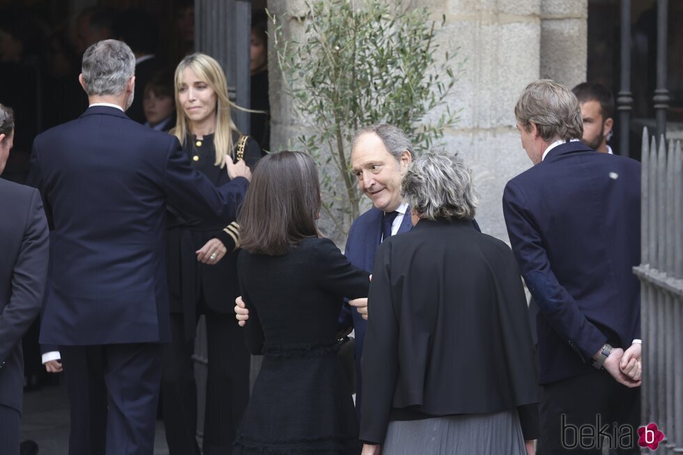 El Rey Felipe VI saluda a Nadia Halamandari y la Reina Letizia a Juan Gómez-Acebo en la misa funeral por Fernando Gómez-Acebo