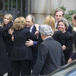La Reina Sofía saluda a Juan Gómez-Acebo y la Infanta Cristina saluda a Simoneta Gómez-Acebo en la misa funeral por Fernando Gómez-Acebo