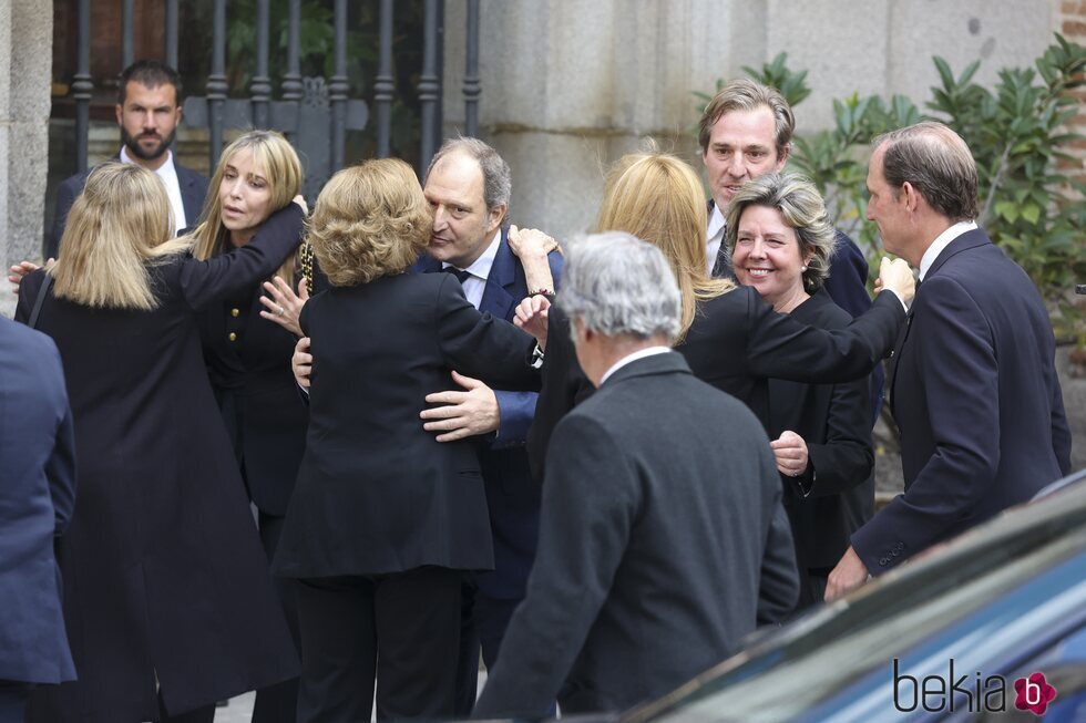 La Reina Sofía saluda a Juan Gómez-Acebo y la Infanta Cristina saluda a Simoneta Gómez-Acebo en la misa funeral por Fernando Gómez-Acebo