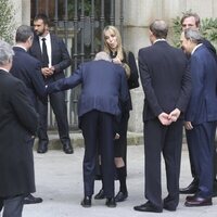 El Rey Juan Carlos saluda al hijo de Fernando Gómez-Acebo en la misa funeral por Fernando Gómez-Acebo