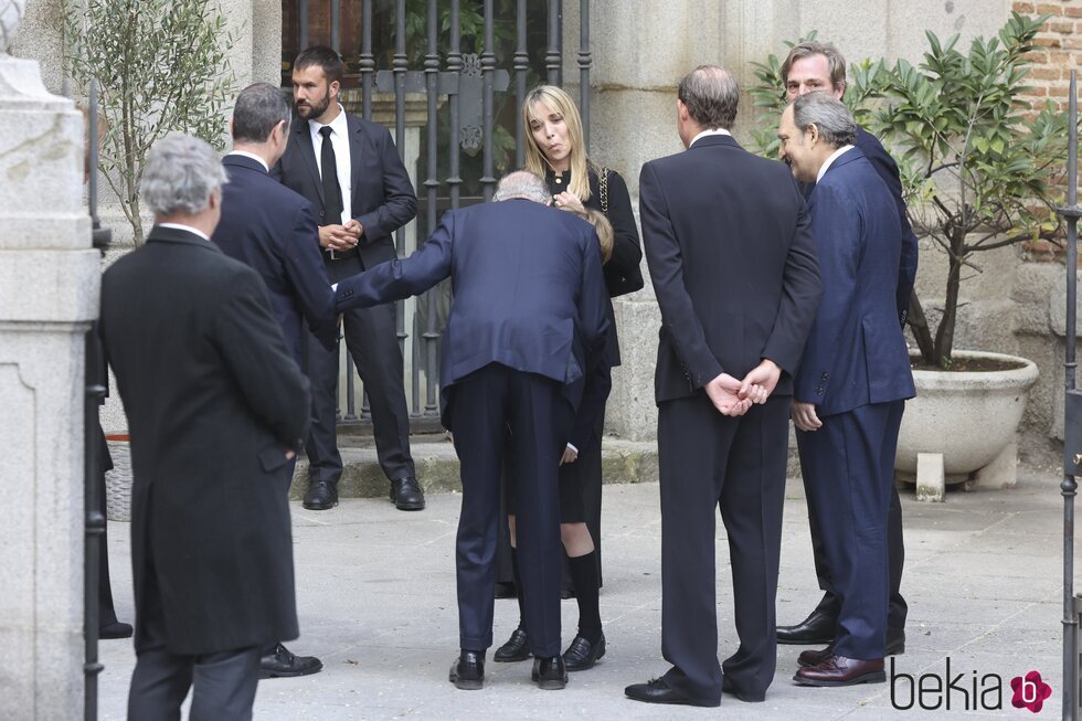 El Rey Juan Carlos saluda al hijo de Fernando Gómez-Acebo en la misa funeral por Fernando Gómez-Acebo