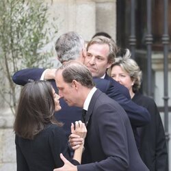 El Rey Felipe VI y Beltrán Gómez-Acebo se abrazan mientras la Reina Letizia saluda a Juan Gómez-Acebo en la misa funeral por Fernando Gómez-Acebo
