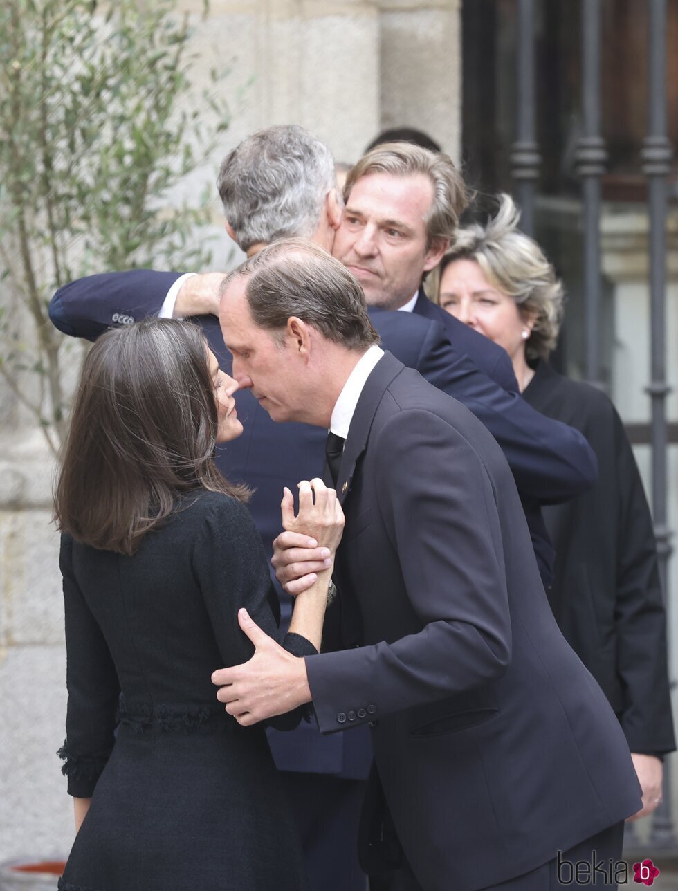 El Rey Felipe VI y Beltrán Gómez-Acebo se abrazan mientras la Reina Letizia saluda a Juan Gómez-Acebo en la misa funeral por Fernando Gómez-Acebo