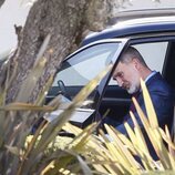 El Rey Felipe VI entra en su coche tras visitar a la Reina Sofía en el hospital