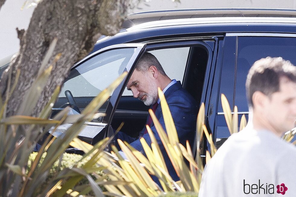 El Rey Felipe VI entra en su coche tras visitar a la Reina Sofía en el hospital