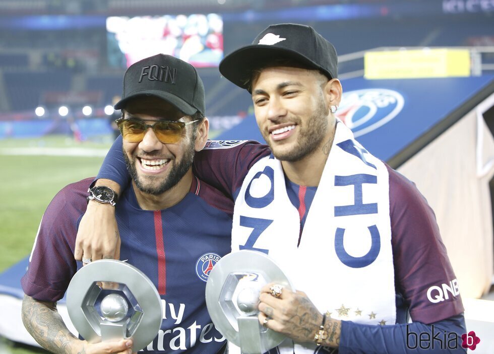Dani Alves y Neymar en 2017