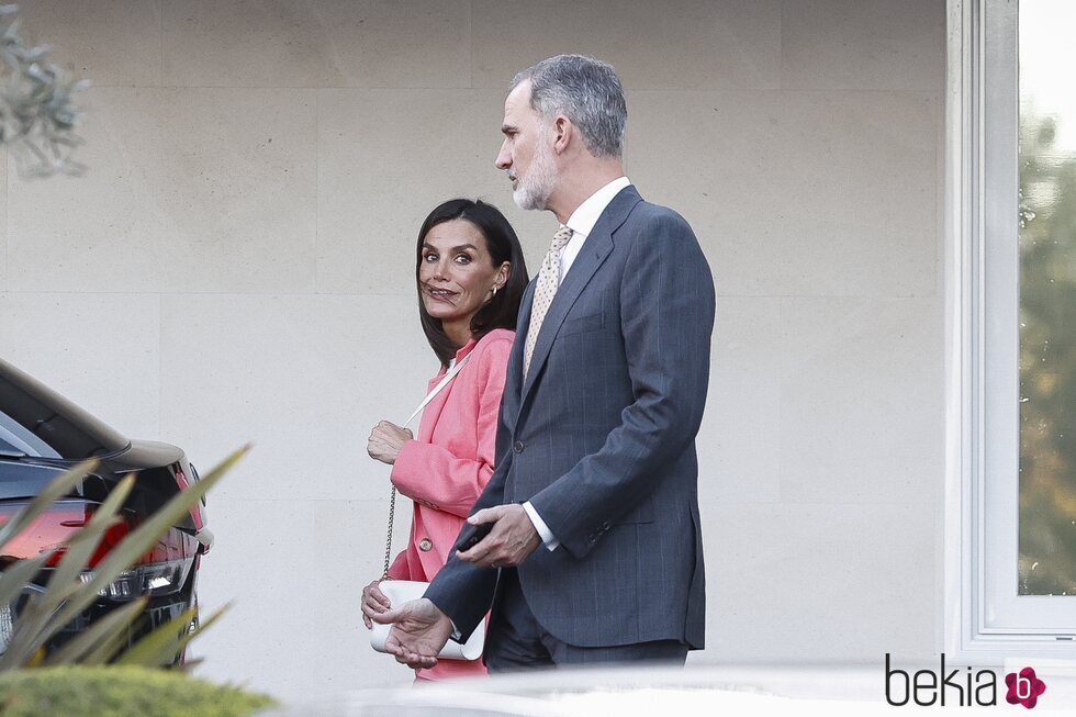 Los Reyes Felipe y Letizia visitan a la Reina Sofía en el hospital tras ser ingresada por una infección