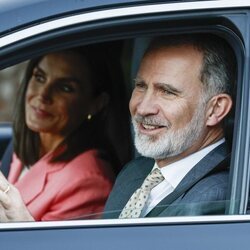 Los Reyes Felipe y Letizia llegando al hopsital para visitar a la Reina Sofía