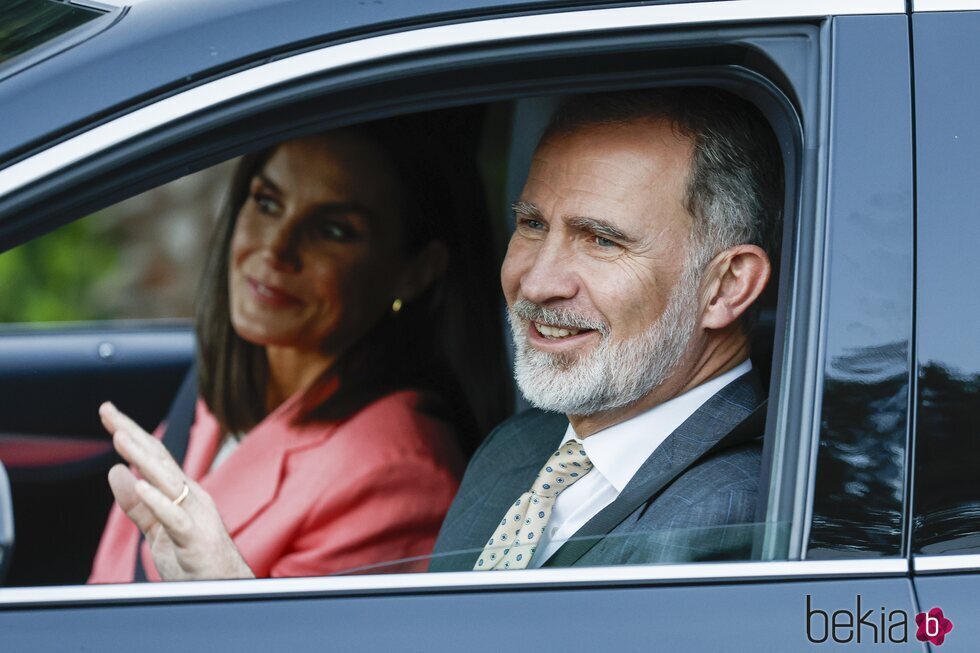 Los Reyes Felipe y Letizia llegando al hopsital para visitar a la Reina Sofía