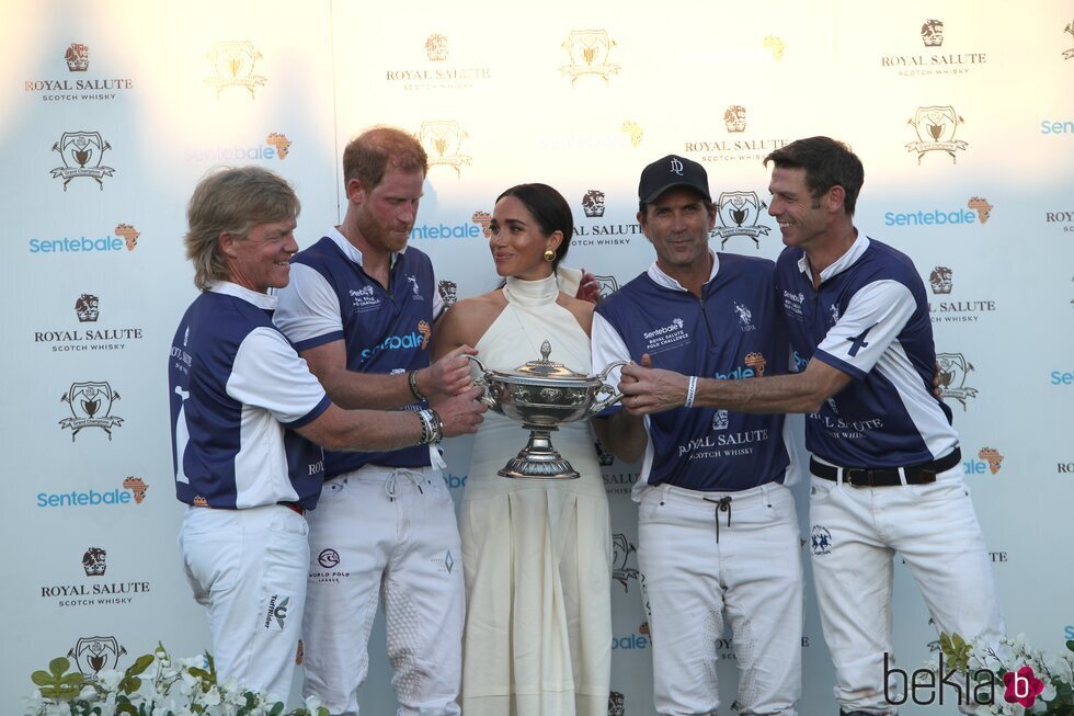 Meghan Markle entrega el trofeo al Príncipe Harry y su equipo