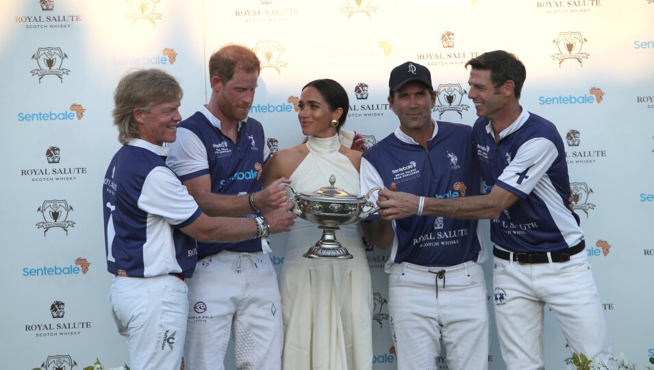Meghan Markle entrega el trofeo al Príncipe Harry y su equipo