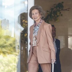 La Reina Sofía saliendo del hospital tras recibir el alta