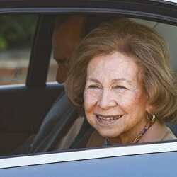 La Reina Sofía atiende a la prensa a la salida del hospital