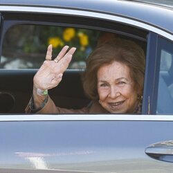 La Reina Sofía saluda a la prensa tras recibir el alta en el hospital