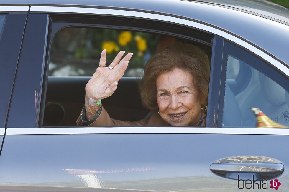La Reina Sofía saluda a la prensa tras recibir el alta en el hospital