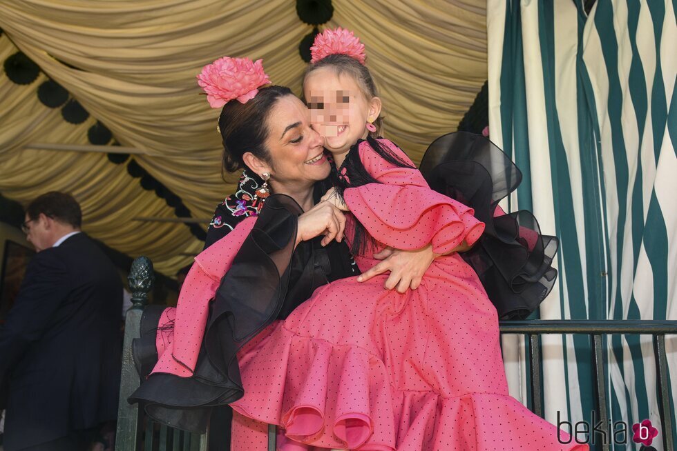 Toñi Moreno, muy cariñosa con su hija Lola en la Feria de Abril de Sevilla 2024
