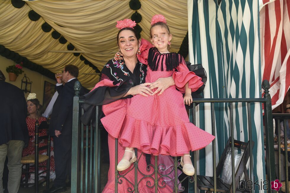 Toñi Moreno y su hija Lola en la Feria de Abril de Sevilla 2024