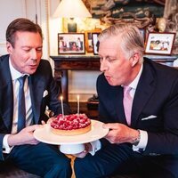 El Gran Duque de Luxemburgo y Felipe de Bélgica soplando las velas por su cumpleaños