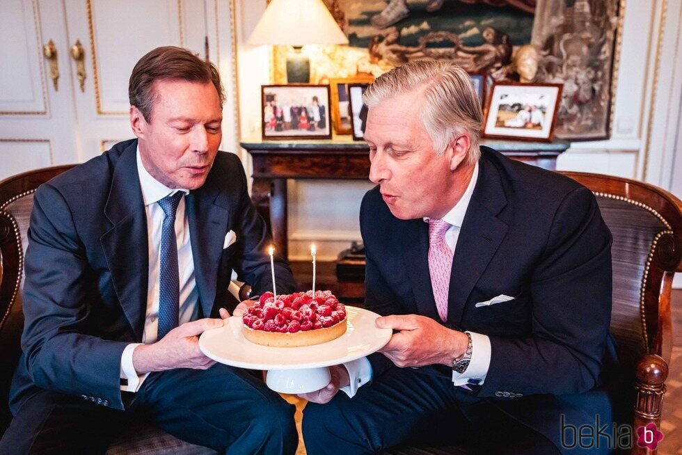 El Gran Duque de Luxemburgo y Felipe de Bélgica soplando las velas por su cumpleaños