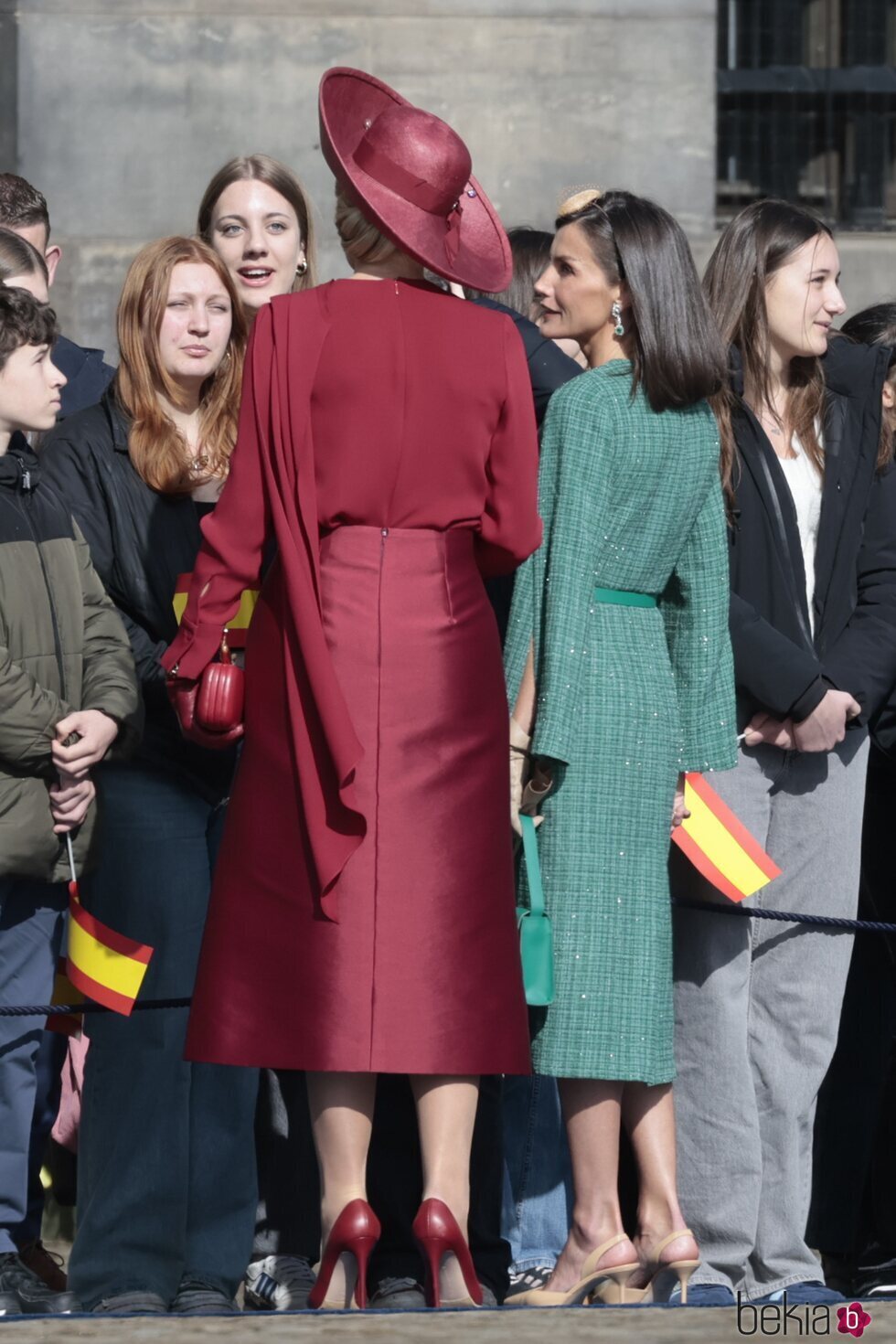 Máxima de Holanda y la Reina Letizia hablando con unas jóvenes en el recibimiento a los Reyes Felipe y Letizia por su Visita de Estado a Países Bajos