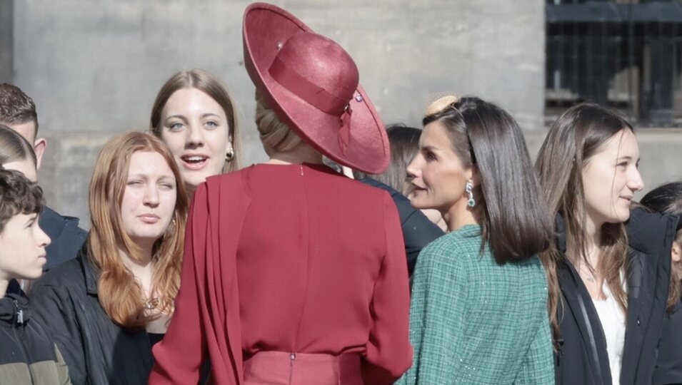 Máxima de Holanda y la Reina Letizia hablando con unas jóvenes en el recibimiento a los Reyes Felipe y Letizia por su Visita de Estado a Países Bajos