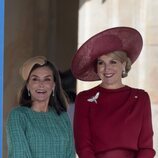 La Reina Letizia y Máxima de Holanda sonriendo en la bienvenida a los Reyes Felipe y Letizia por su Visita de Estado a Países Bajos