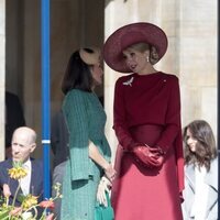 La Reina Letizia y Máxima de Holanda hablando en la bienvenida a los Reyes Felipe y Letizia por su Visita de Estado a Países Bajos