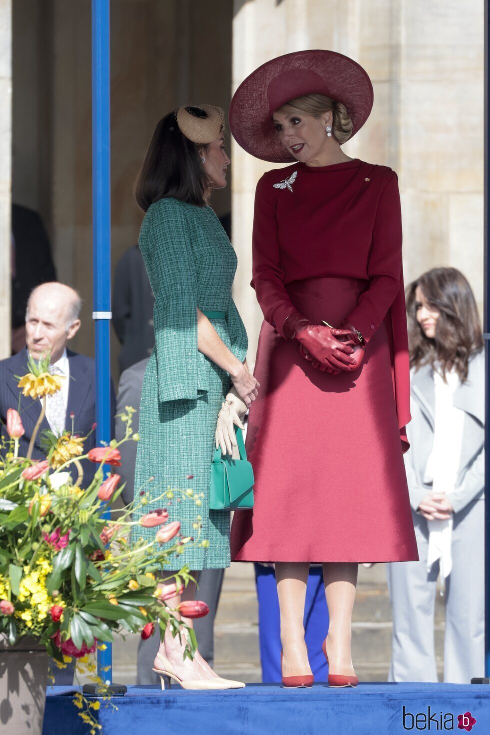 La Reina Letizia y Máxima de Holanda hablando en la bienvenida a los Reyes Felipe y Letizia por su Visita de Estado a Países Bajos
