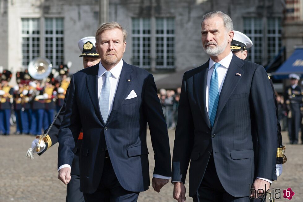 Guillermo Alejandro de Holanda y Felipe VI en la bienvenida a los Reyes de España por su Visita de Estado a Países Bajos