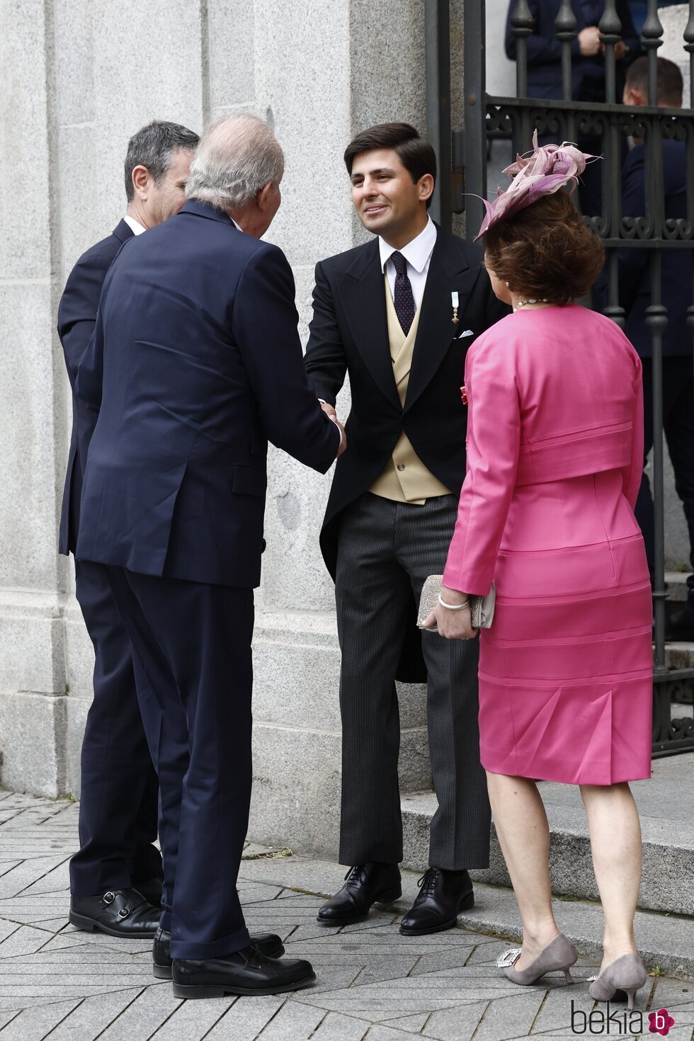 Juan Urquijo saluda al Rey Juan Carlos en la boda de Almeida y Teresa Urquijo