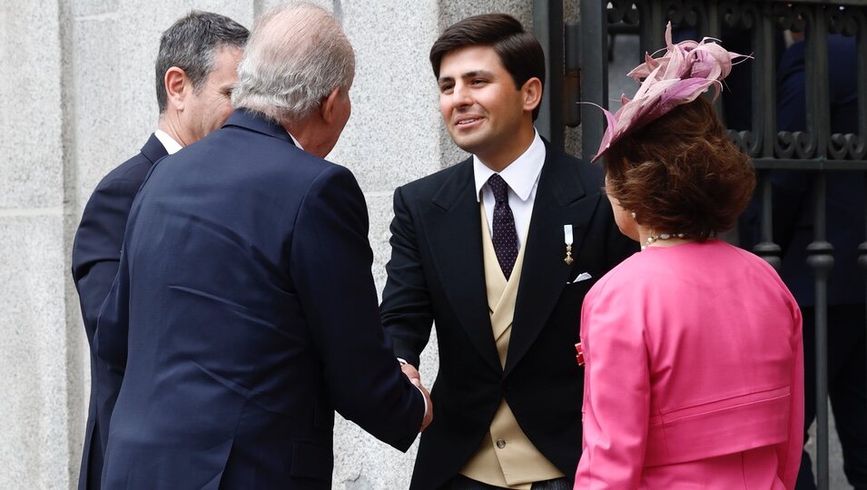 Juan Urquijo saluda al Rey Juan Carlos en la boda de Almeida y Teresa Urquijo