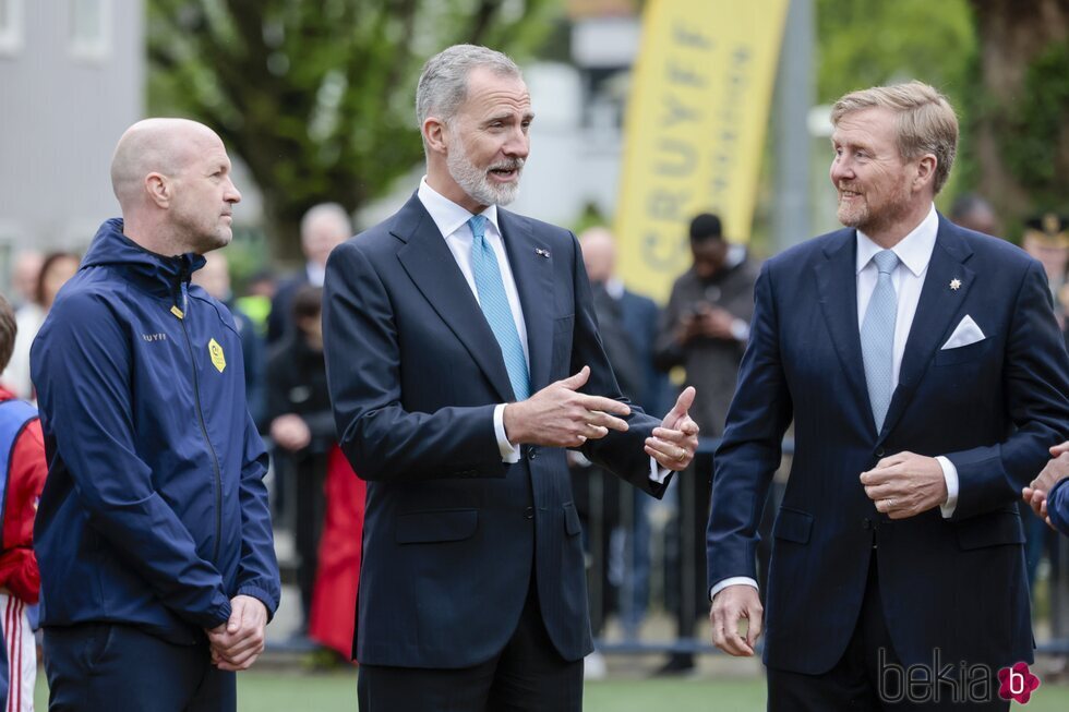El Rey Felipe VI habla con Guillermo Alejandro de Holanda y Jordi Cruyff en la Fundación Cruyff