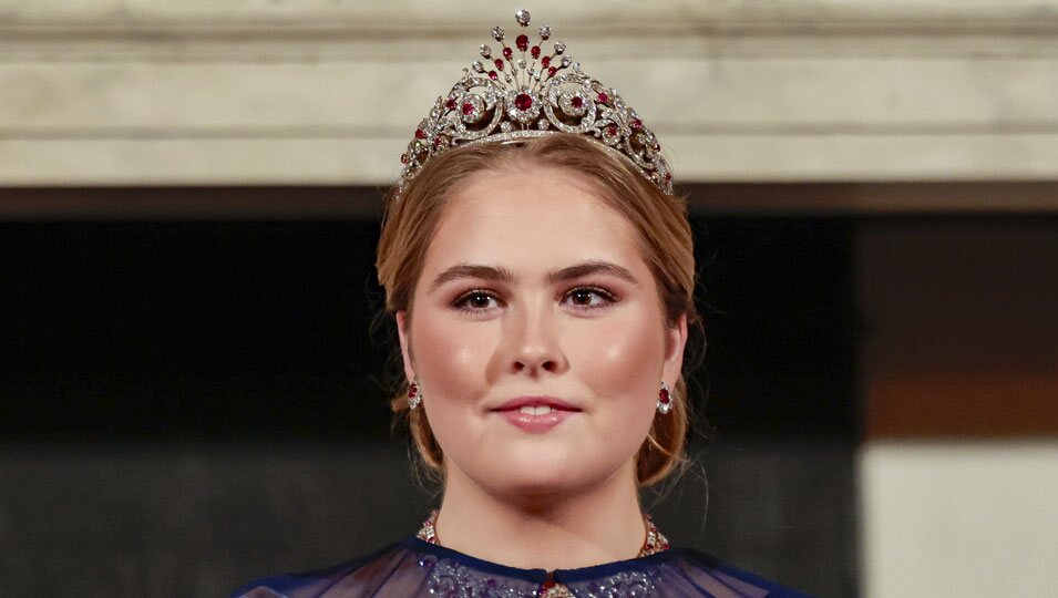 Amalia de Holanda con la Tiara del Pavo Real en la cena de gala por la Visita de Estado de los Reyes de España a Países Bajos
