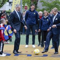 El Rey Felipe VI y Guillermo Alejandro de Holanda jugando al fútbol en la Fundación Cruyff
