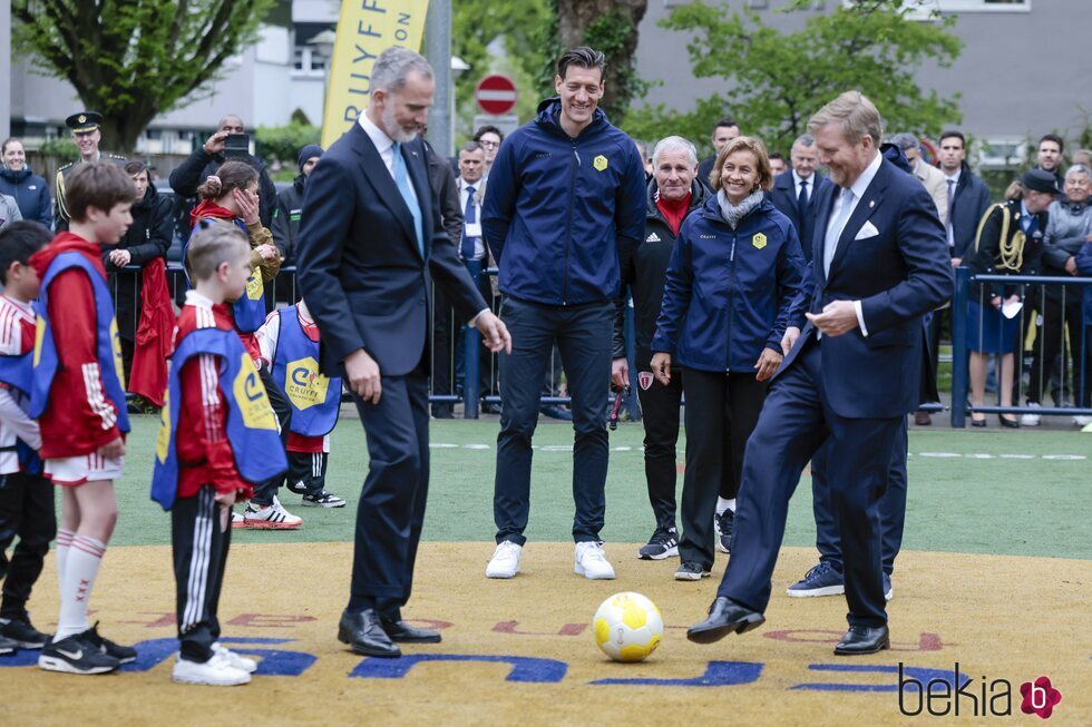 El Rey Felipe VI y Guillermo Alejandro de Holanda jugando al fútbol en la Fundación Cruyff