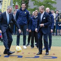 El Rey Felipe VI jugando al fútbol junto a Guillermo Alejandro de Holanda en la Fundación Cruyff en su Visita de Estado a Países Bajos