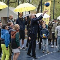Guillermo Alejandro de Holanda jugando al baloncesto en la Fundación Cruyff en la Visita de Estado de los Reyes de España a Países Bajos