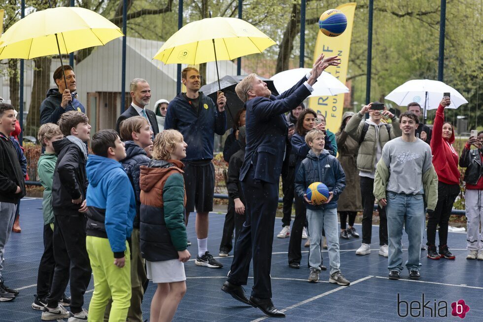 Guillermo Alejandro de Holanda jugando al baloncesto en la Fundación Cruyff en la Visita de Estado de los Reyes de España a Países Bajos