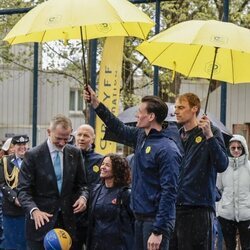 El Rey Felipe VI con un balón de baloncesto en la Fundación Cruyff en su Visita de Estado a Países Bajos