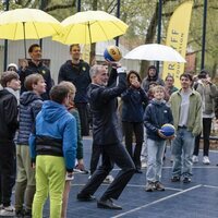 El Rey Felipe VI jugando al baloncesto en la Fundación Cruyff en su Visita de Estado a Países Bajos