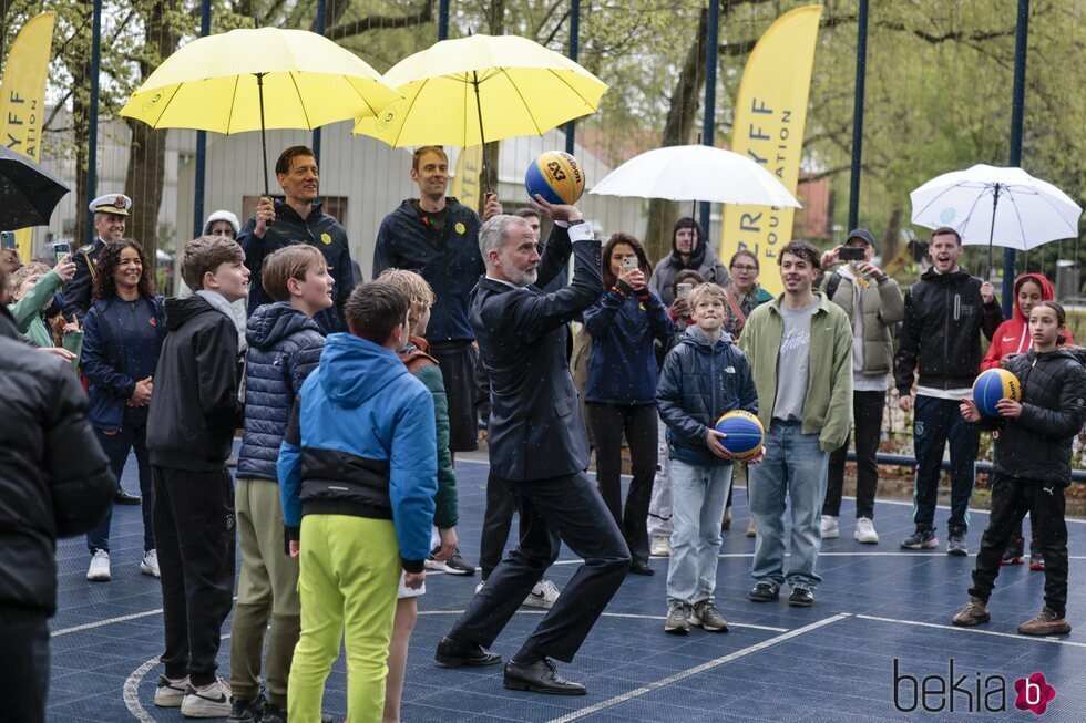 El Rey Felipe VI jugando al baloncesto en la Fundación Cruyff en su Visita de Estado a Países Bajos