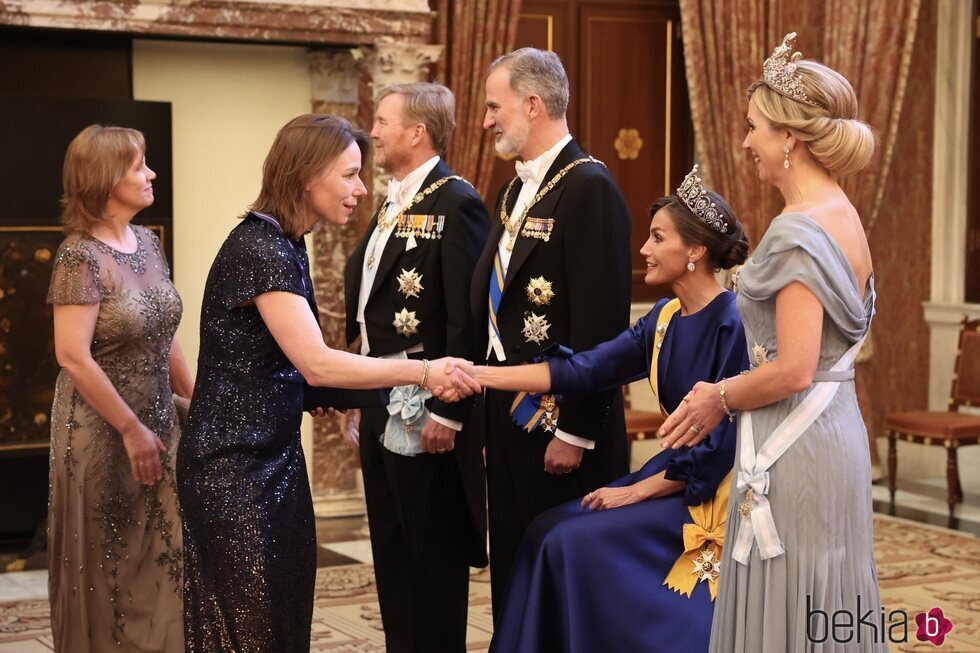 La Reina Letizia sentada en el besamanos en la cena de gala por su Visita de Estado a Países Bajos