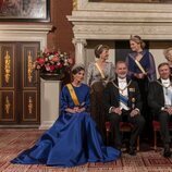 Los Reyes Felipe y Letizia posan con la Familia Real Holandesa en la cena de gala por su Visita de Estado a Países Bajos